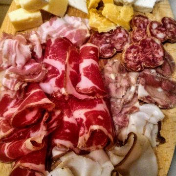 Gran tagliere di salumi e formaggi (nostrani) | Agriturismo Il Castagneto - Castiglione Chiavarese | Liguria |